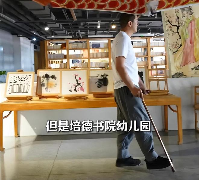 女儿过六一李亚鹏拄拐杖看演出这一刻老夫少妻彻底具象化了(图4)