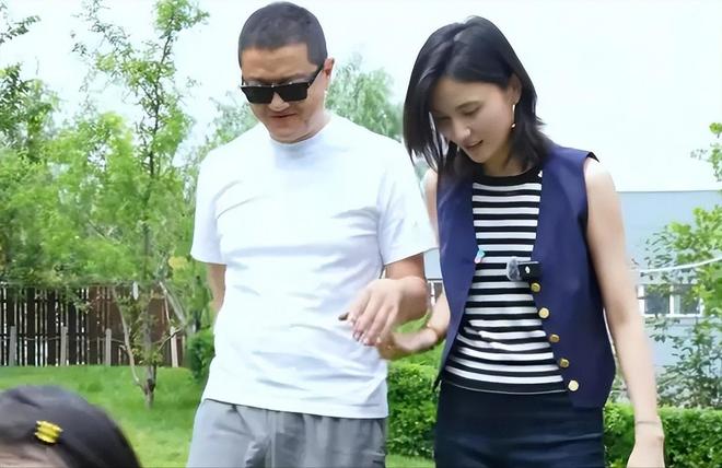 女儿过六一李亚鹏拄拐杖看演出这一刻老夫少妻彻底具象化了(图3)
