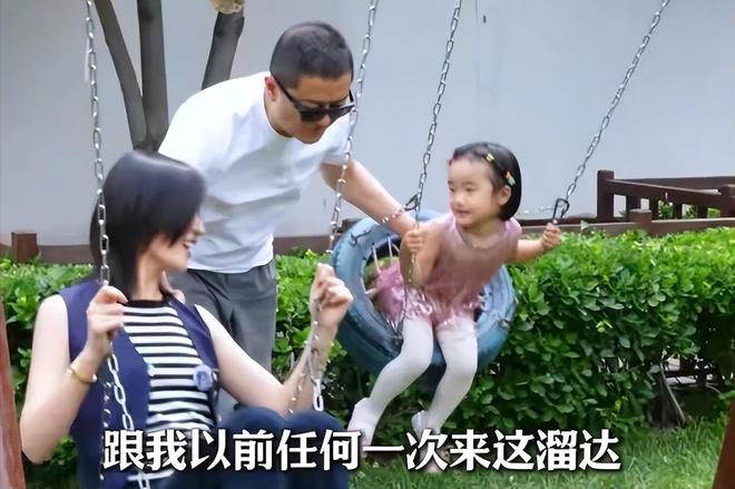 女儿过六一李亚鹏拄拐杖看演出这一刻老夫少妻彻底具象化了(图2)