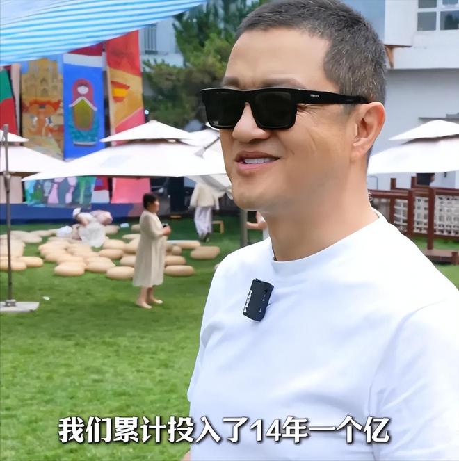 女儿过六一李亚鹏拄拐杖看演出这一刻老夫少妻彻底具象化了(图5)