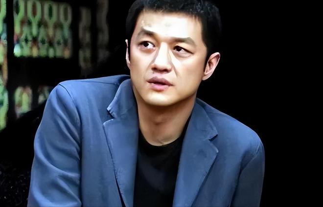 女儿过六一李亚鹏拄拐杖看演出这一刻老夫少妻彻底具象化了(图8)