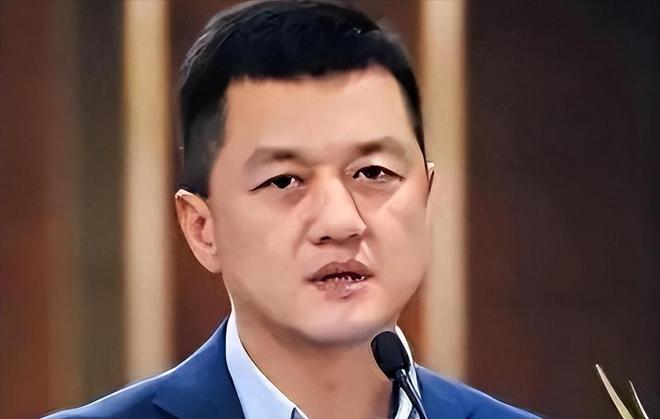 女儿过六一李亚鹏拄拐杖看演出这一刻老夫少妻彻底具象化了(图10)