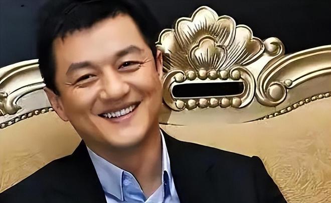 女儿过六一李亚鹏拄拐杖看演出这一刻老夫少妻彻底具象化了(图9)